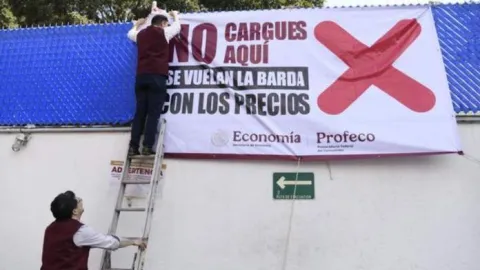 Profeco exhibe a dos gasolineras poblana por elevados precios de combustible.