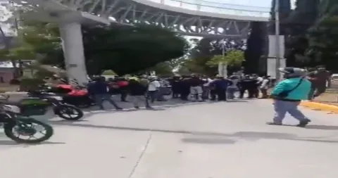 Accidente vial a repartidor de DiDi provoca cierre en el bulevar del Niño Poblano.