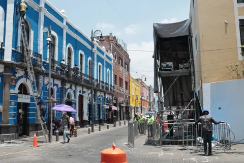 Realizan remoción de las estructuras del Festival Glow en Puebla.