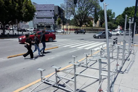 Instalan gradas para apreciar el Desfile del 5 de Mayo.