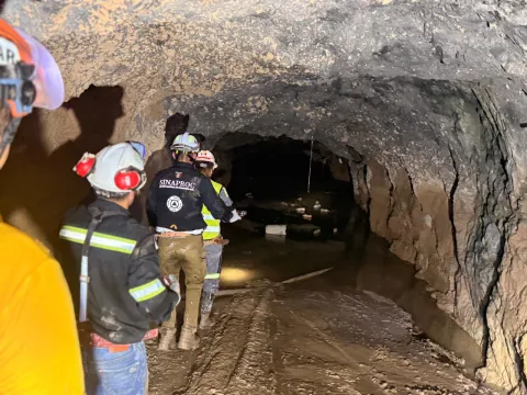 Refuerzan seguridad estructural en mina Santa Fe para rescate de tres trabajadores.