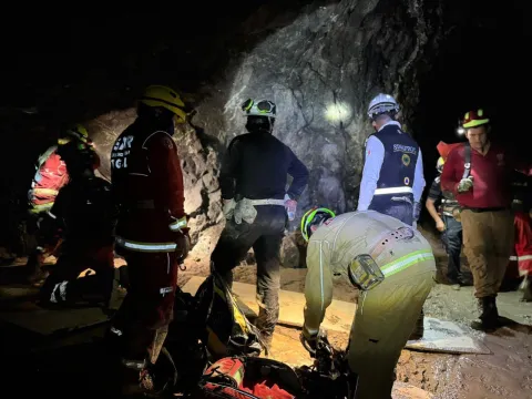 Reportan avances en la estabilización estructural de la mina Santa Fe en Sinaloa.