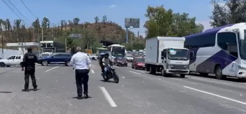 Taxistas realizaron este lunes 13 un bloqueo en la México-Pachuca.