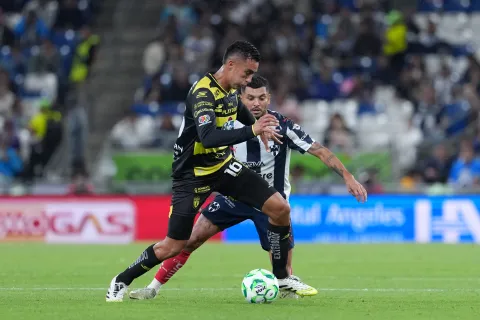 Pachuca remonta y da fuerte golpe a Monterrey.