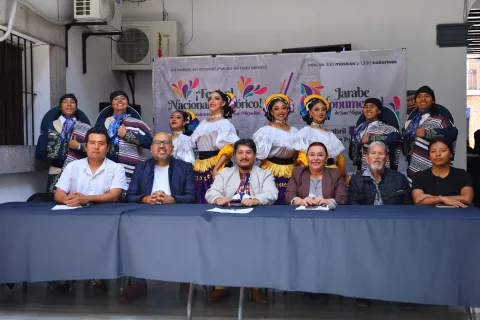 Presentan primer Festival Nacional Folclórico en el Teatro de la Ciudad de Puebla.