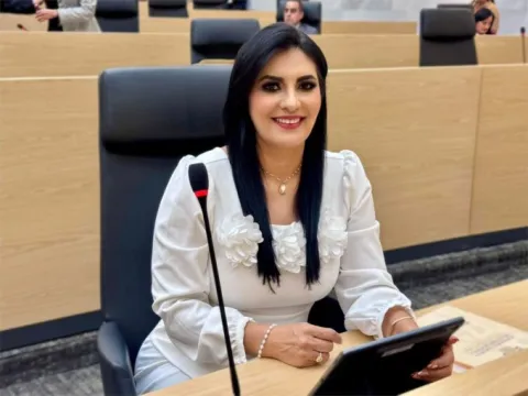 Delfina Pozos presenta iniciativa de reforma a Ley Orgánica de la Administración Pública.