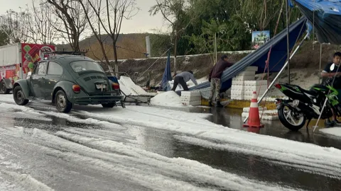 Tlaxcala se pinta de blanco, cae intensa granizada en Sábado de Gloria.