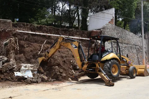 Lluvia y granizada deja colapsada barda en Tlaxcala.