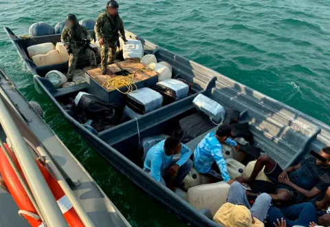 Autoridades detienen a seis personas y aseguran cerca de una tonelada de presunta cocaína.