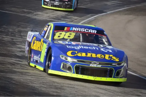 El líder García Jr. emprende camino rumbo a la victoria en NASCAR México.