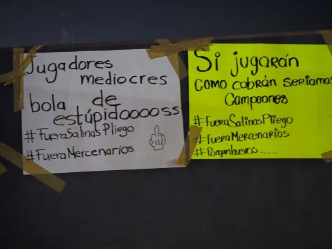 Aficionados del Puebla tachan de mercenarios a jugadores y directivos.