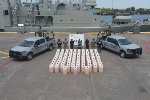 Aseguran en costas de Michoacán embarcación con 103 bidones de combustible.