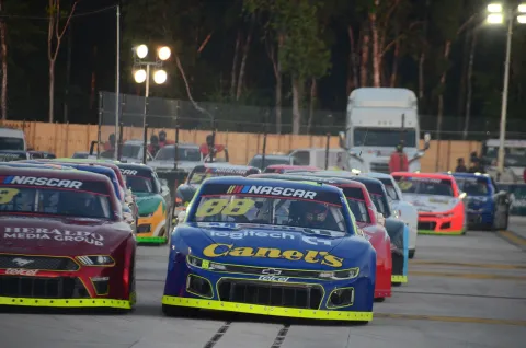 Top 10 para García Jr. y Gutiérrez en NASCAR México Tulum.