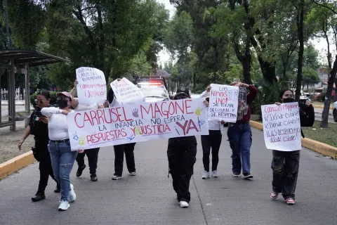 Realizan en Puebla manifestación en contra del Colegio Carrusel Magone.