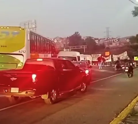 Se registra caos vial por manifestación en la México-Pachuca.