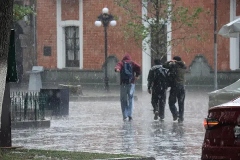 Lluvia y granizo sorprende por tercer día consecutivo en Tlaxcala.