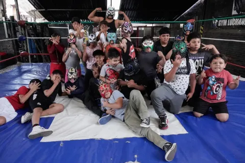 Jóvenes poblanos practican el deporte que los apasiona: la lucha libre.