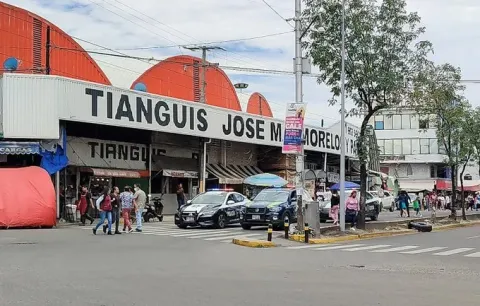 Vecinos reportan detonaciones de armas de fuego en el Mercado Morelos.