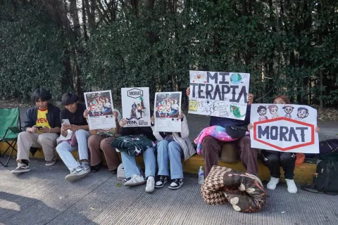 Fanáticas de Morat provocan una locura en la Feria de Puebla.
