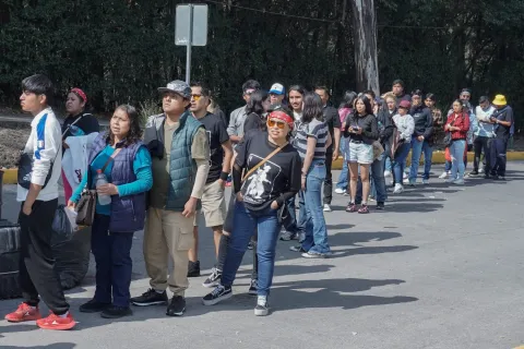 Fanáticos de Panteón Rococó amanecen para ser los primeros en la fila.