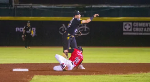 Pericos sigue de capa caída, cae en duelo de pitcheo con Campeche.