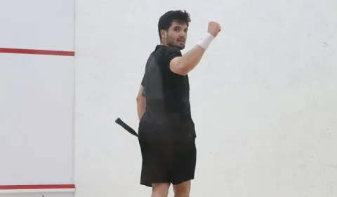 Mexicano Leonel Cárdenas, avanza a cuartos de final en Abierto Internacional de Squash.