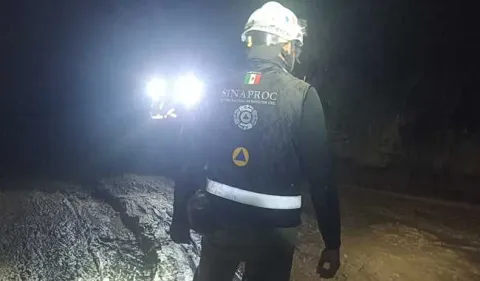 Redoblan las labores de rescate de los mineros en el Rosario, Sinaloa.