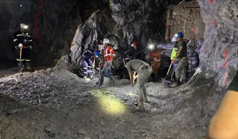 Intensifican extracción de agua y sedimentos para llegar a zona cero de la mina Santa Fe.