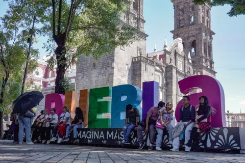 Rehabilitan letras de Puebla en el Centro Histórico.