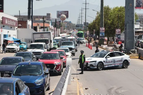 Mañana caótica en la Calzada Zaragoza, debido al cierre en el puente.
