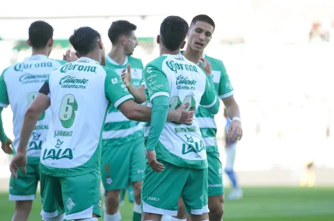 Santos se despide aplastando a Monterrey.