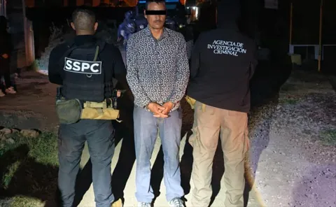En Michoacán, autoridades federales y locales ejecutan dos cateos y detienen a dos personas.