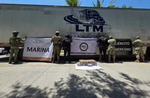En Colima, aseguran 60 kilos de cocaína ocultos en las paredes de un tractocamión.