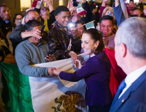 Mexicanos reciben a Claudia Sheinbaum en Barcelona, España.