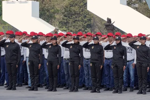 Voluntarios del Servicio Militar Nacional ensayan con motivo del desfile del 5 de Mayo.