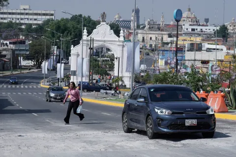 Retiran tope de Calzada Ignacio Zaragoza como parte de la rehabilitación de la vialidad.