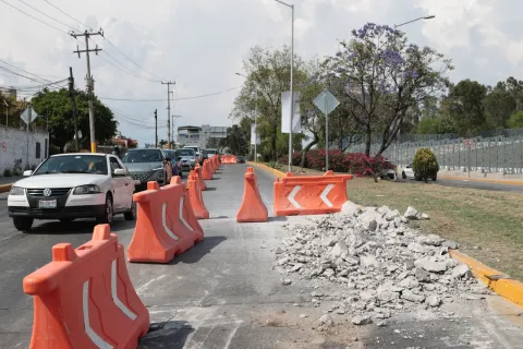 Realizan retiro del otro tope del Congreso del Estado de Puebla.
