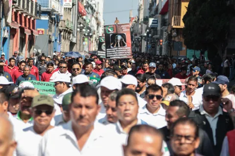 Agremiados a la CSR marchan en Puebla por el Día del Trabajo.