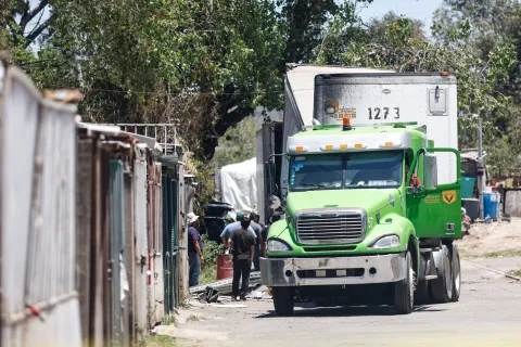 Remolque se parte en dos en Infonavit San Aparicio en Puebla.