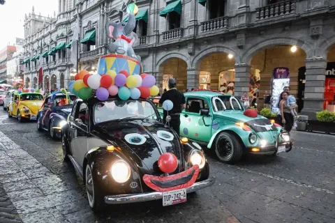 Caravana de vochos desfila en Puebla con motivo al Día de la Niñez.