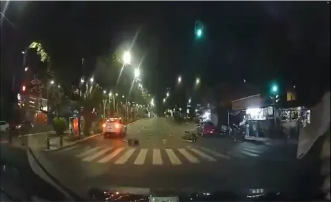 Motociclista pierde la vida al chocar contra un Tesla en la CDMX.