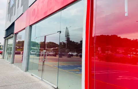 Plaza Moraleda en Atlixco, entre franquicias sobrevivientes y locales vacíos.