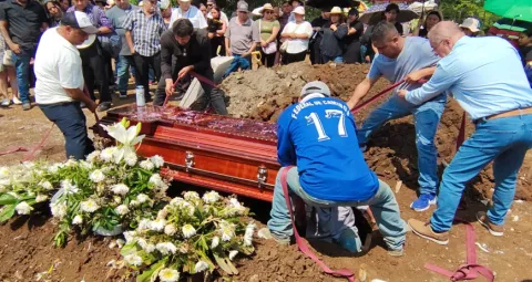 Dan cristiana sepultura a Blanca Adriana Vázquez en Huauchinango.