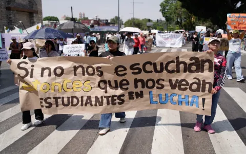 Estudiantes de la FNERRR se manifiestan sobre bulevar 5 de Mayo.