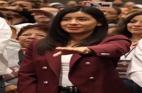 Gaby la Bonita Sánchez toma protesta de un comité seccional de Morena en Puebla.