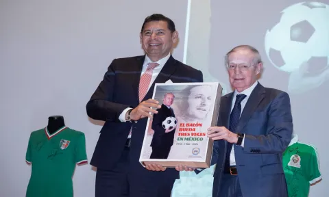 José Ramón Fernández presenta su libro en la ciudad de Puebla.