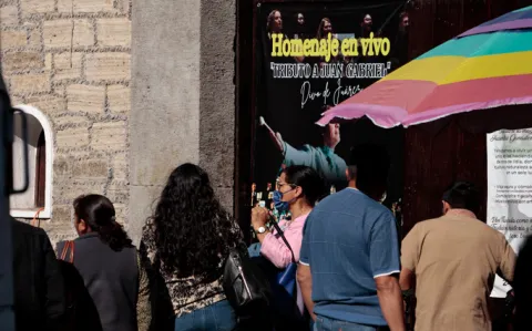Largas filas para el homenaje a Juan Gabriel en la Plaza de Toros de Tlaxcala.