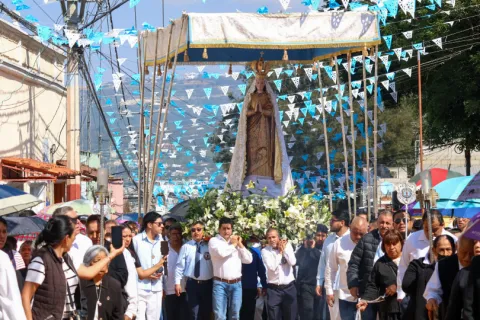 Tradición y fe reúnen a fieles en recorrido de la Virgen de Ocotlán.