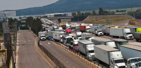 Caos vial en la carretera 57 en Querétaro, habitantes la cerraron.