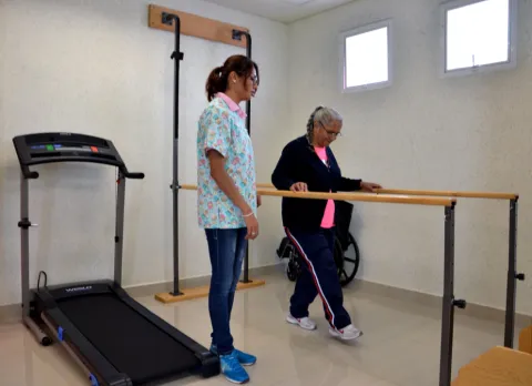 Recomendaciones prioritarias para evitar caídas en el adulto mayor.